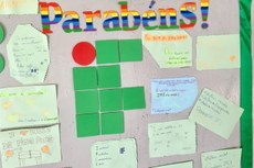 Estudantes dos cursos integrados prepararam um mural com produções textuais. 