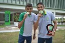 Estudantes Antônio José (e) e Lucas Cruz (d) conquistaram o primeiro lugar na disputa em salto em altura masculino e no judô categoria ligeiro 55kg até 60kg. 