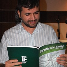 coordenador de Extensão do campus de Tabuleiro do Norte, Rodnei Regis de Melo, prestigia lançamento da edição