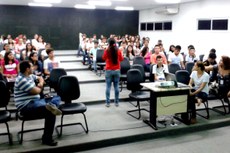 Estudantes participam de palestra no auditório do campus (Foto: Ícaro Diógenes) 