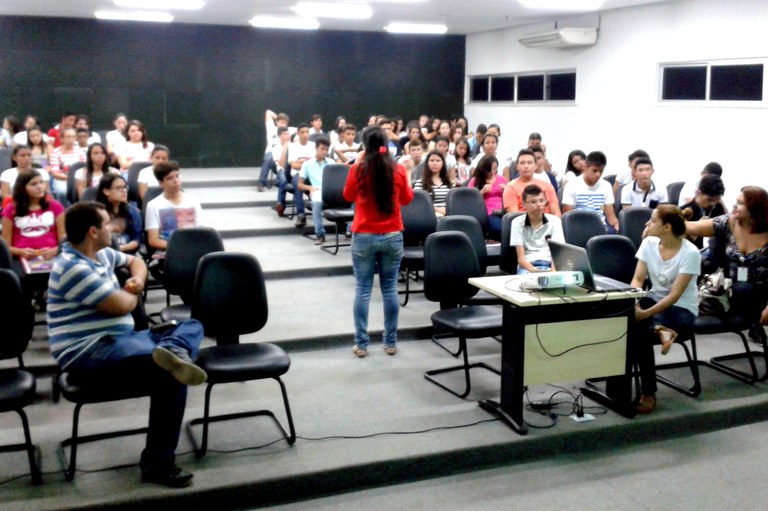 Estudantes participam de palestra no auditório do campus 