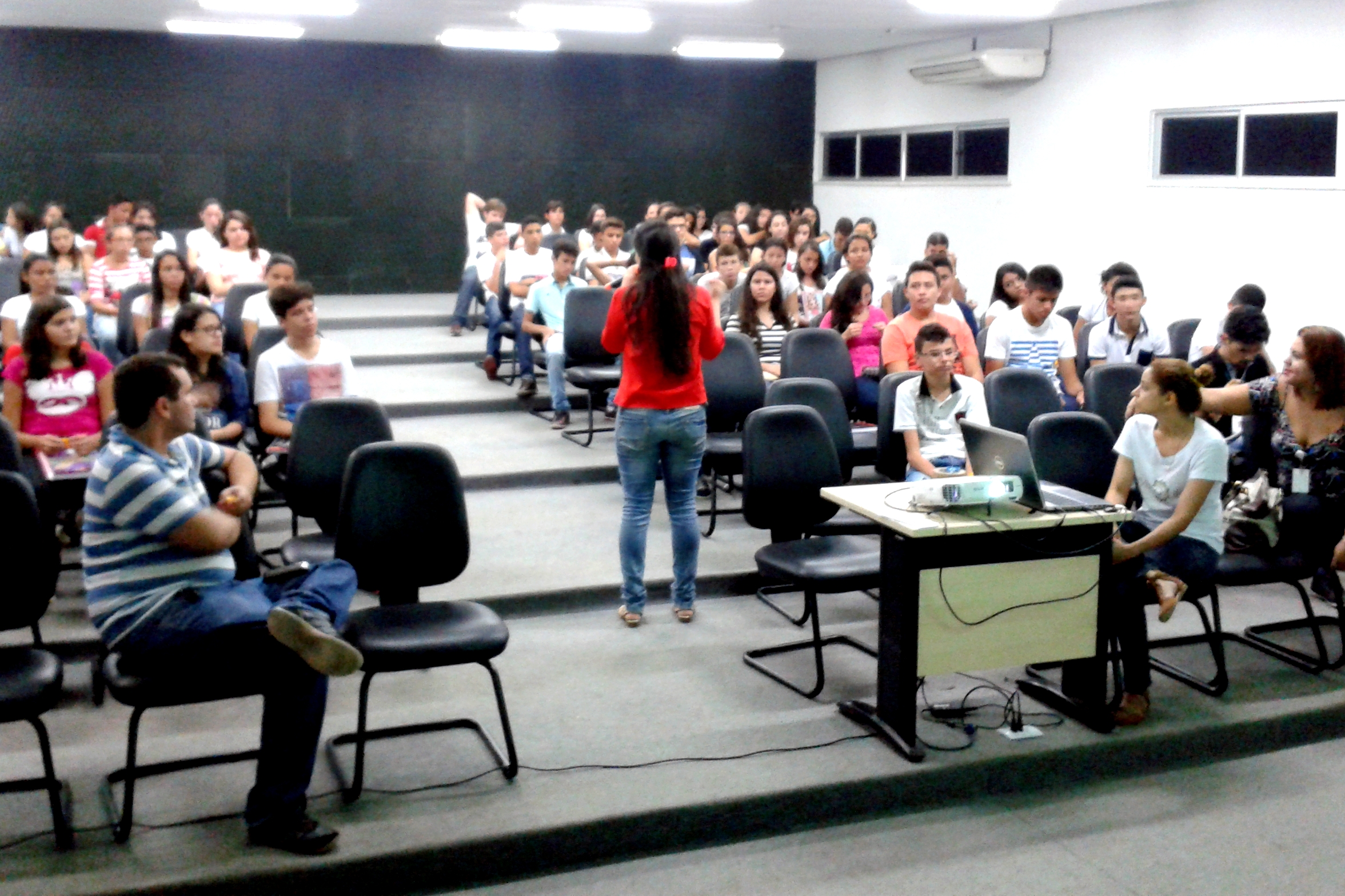 Estudantes participam de palestra no auditório do campus 