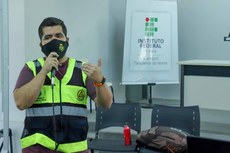 Agente do Detran-CE sensibiliza estudantes para comportamento no trânsito (Foto: Marcelo Andrade)