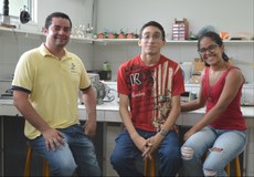 Professor Marcello Anderson e ex-alunos do campus de Tabuleiro do Norte, que participaram dos trabalhos de pesquisa. 