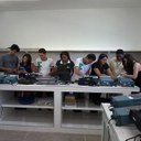 Turma de alunos da disciplina de Sistemas Embarcados no desenvolvimento de semáforo didático, no Laboratório de Eletrônica