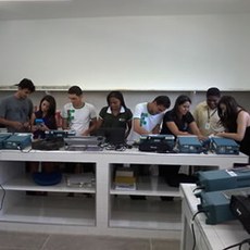 Turma de alunos da disciplina de Sistemas Embarcados no desenvolvimento de semáforo didático, no Laboratório de Eletrônica