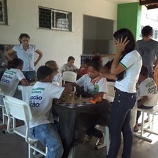 A atividade previa a prática do raciocínio lógico infanto-juvenil e teve como instrumento o xadrez