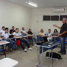 Sala de aula com alunos e professor do curso técnico em Agronegócio