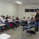 Sala de aula com alunos e professor do curso técnico em Agronegócio