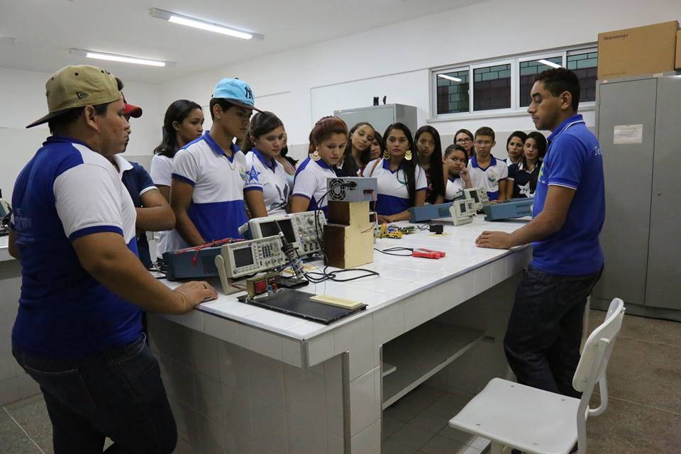 Visita ao Laboratório de Eletrônica
