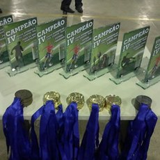 Troféus e medalhas das premiações dos IV Jogos Internos do campus de Tauá