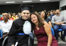 Muita emoção entre o tecnólogo em Telemática, Francieldo Noronha, e sua mãe, Maria Selma