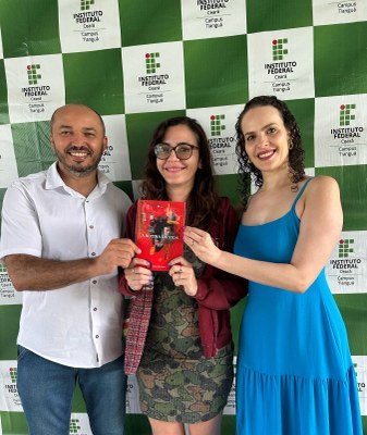 Estudante de Letras do campus publica livro