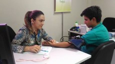 Estudante em avaliação de saúde