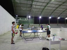 Alunos em curso de tênis de mesa