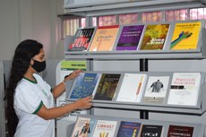 Estudante na biblioteca