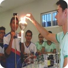 Alunos em laboratório