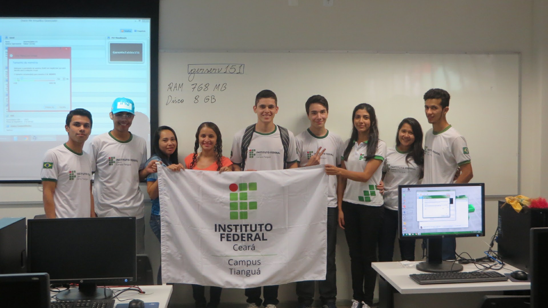 Estudante com os colegas no laboratório