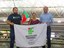 Estudante no aeroporto com docentes do IF