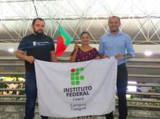 Estudante no aeroporto com docentes do IF