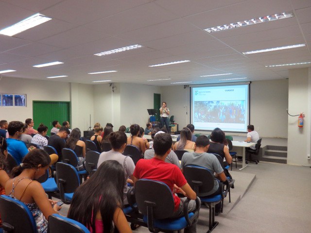Estudantes em auditório Estudantes em auditório