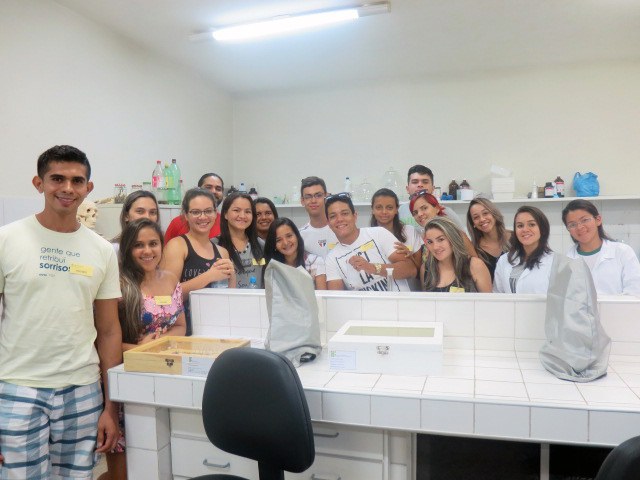 Estudantes em laboratório Estudantes em laboratório