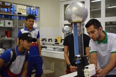 Estudantes visitam laboratório