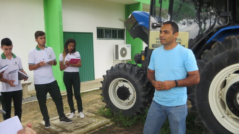Estudantes conhecem equipamentos de mecanização