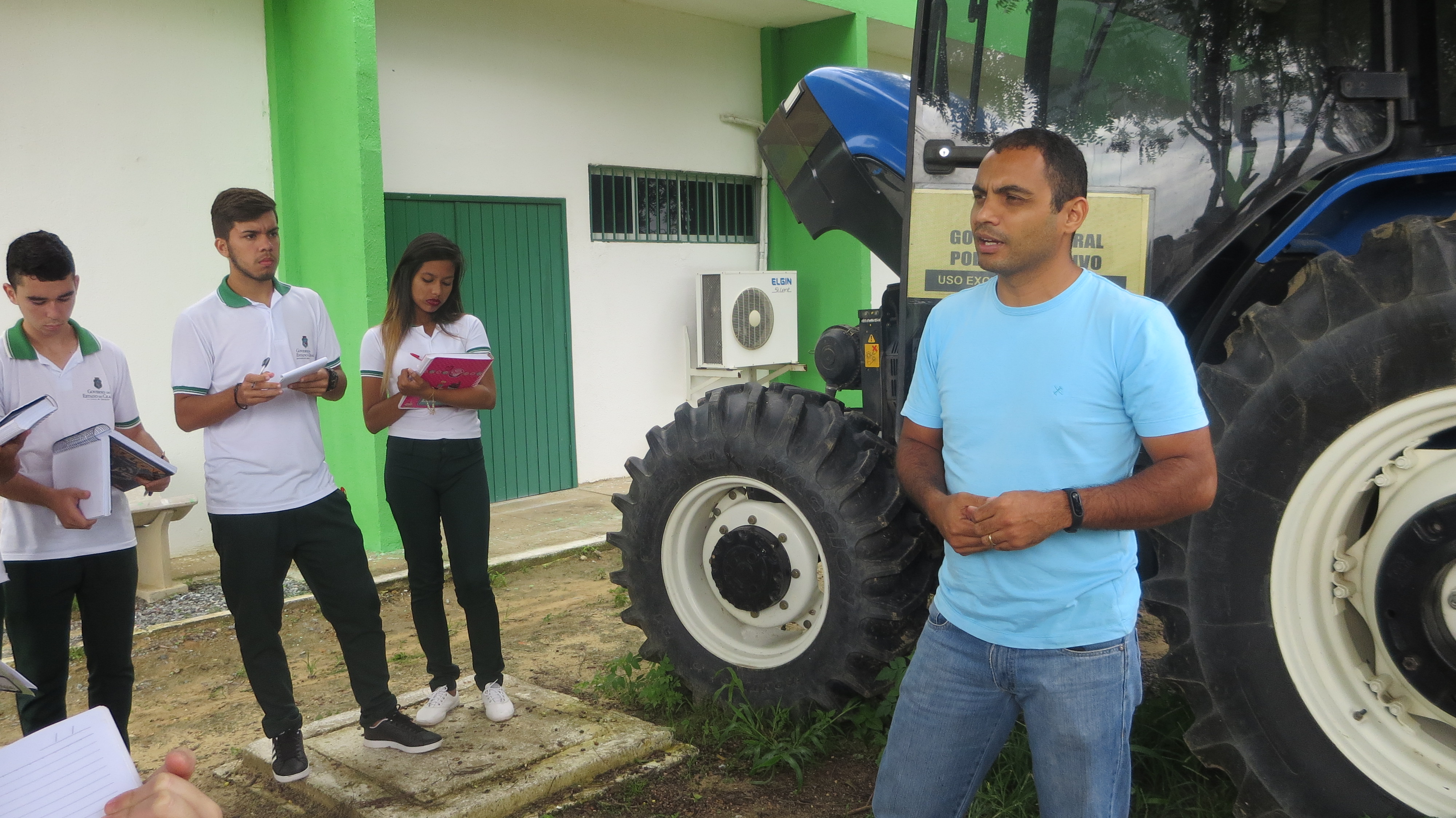 Estudantes conhecem equipamentos de mecanização