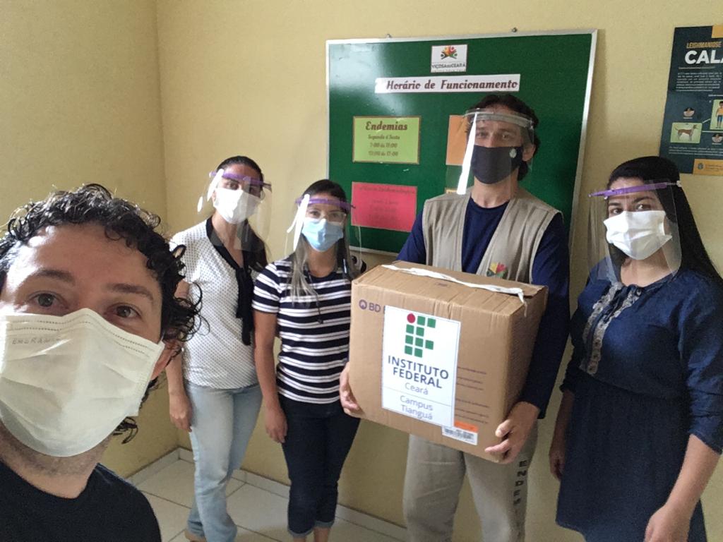 Doação de máscaras Face Shields O docente do IFCE Campus Tianguá, Nécio de Lima Veras, realiza a doação da primeira remessa de máscaras Face Shield ao Departamento de Vigilância Epidemiológica do município de Viçosa do Ceará - CE.