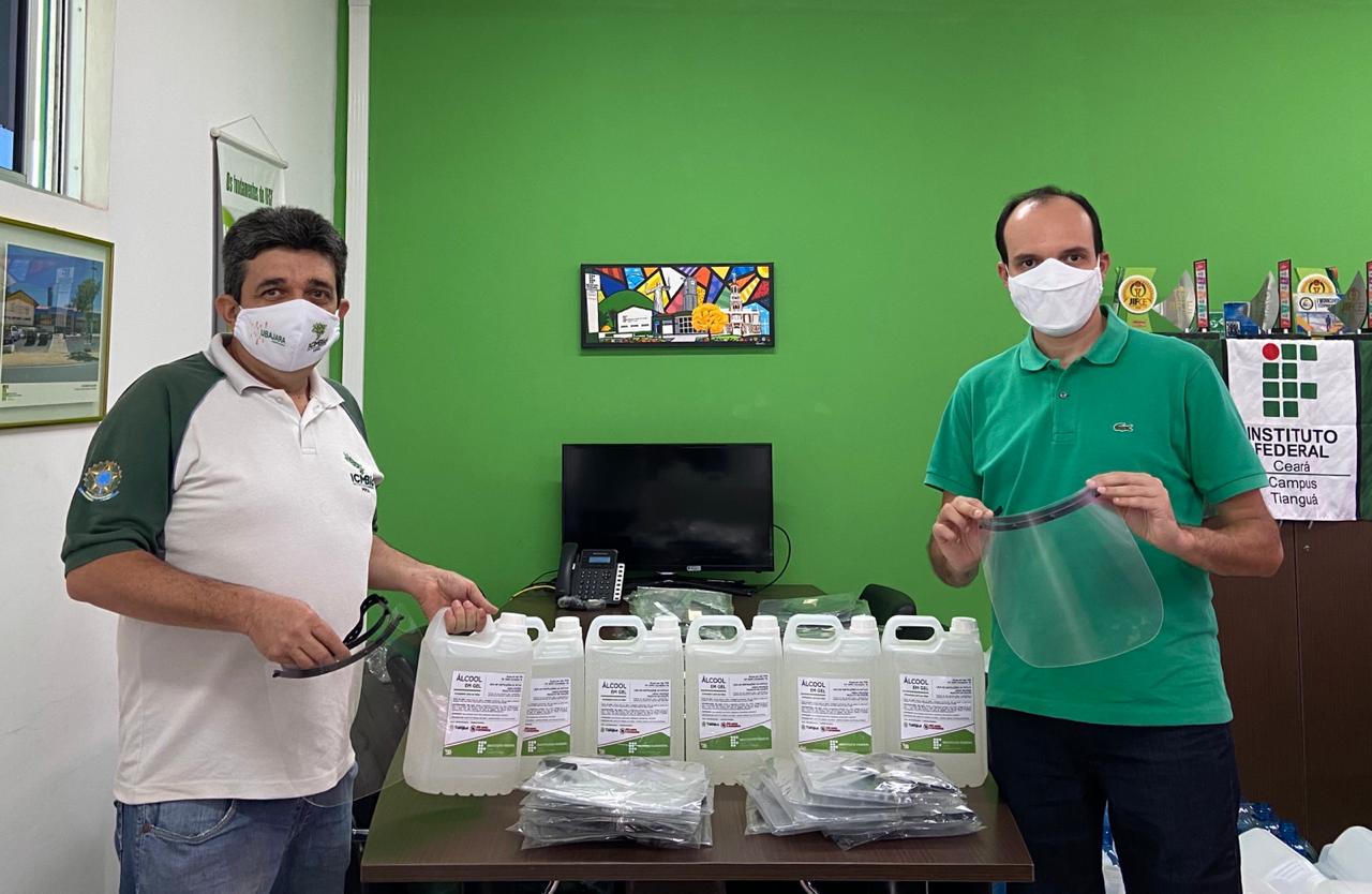 Doação de álcool em gel e máscaras Face Shields Diretor-Geral do IFCE Campus Tianguá entrega a doação de álcool em gel e máscaras Face Shield ao Chefe do Parque Nacional de Ubajara.