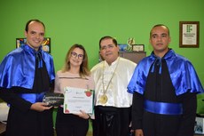 Empresária em homenagem com gestores