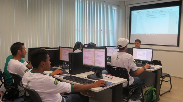 Alunos em aula no novo laboratório