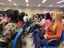 Mulheres acompanham mesa redonda