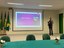 Egressa debatendo participação feminina no mercado de trabalho na área agrícola
