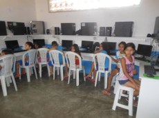 Crianças em aula do projeto