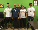 Servidores posam com medalhas
