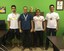 Servidores posam com medalhas
