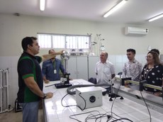 Visitantes em laboratório