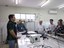 Visitantes em laboratório