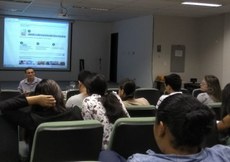 Gerson Mendes, coordenador da Crede 05, conversando com discentes da química