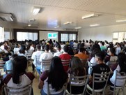Discussão sobre Future-se no campus Umirim Alunos e servidores, sentados, vêem slides sobre o Future-se e debatem o programa no campus Umirim