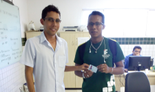 Entrega da Carteira Estudantil ao estudante Francisco André Miranda da Silva.