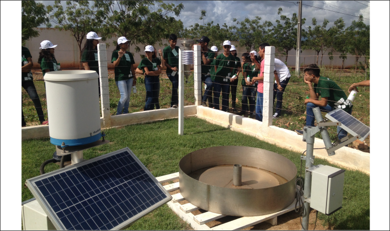 Alunos na estação meteorológica