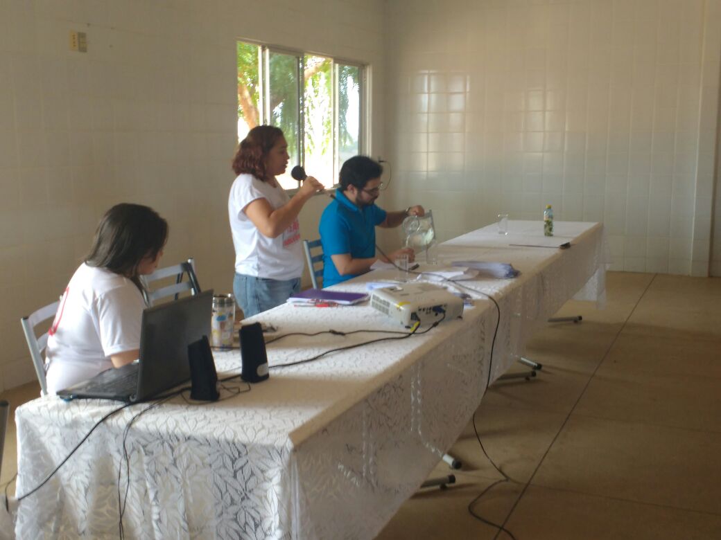 Mesa com debate sobre a conjuntura política do Brasil.