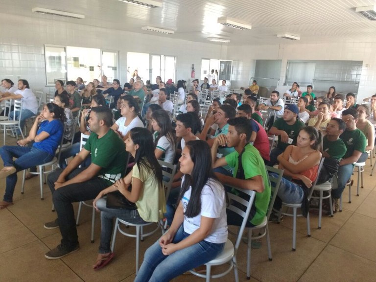 Alunos e servidores participam de discussão sobre PEC 241 Alunos e servidores participam de discussão sobre PEC 241