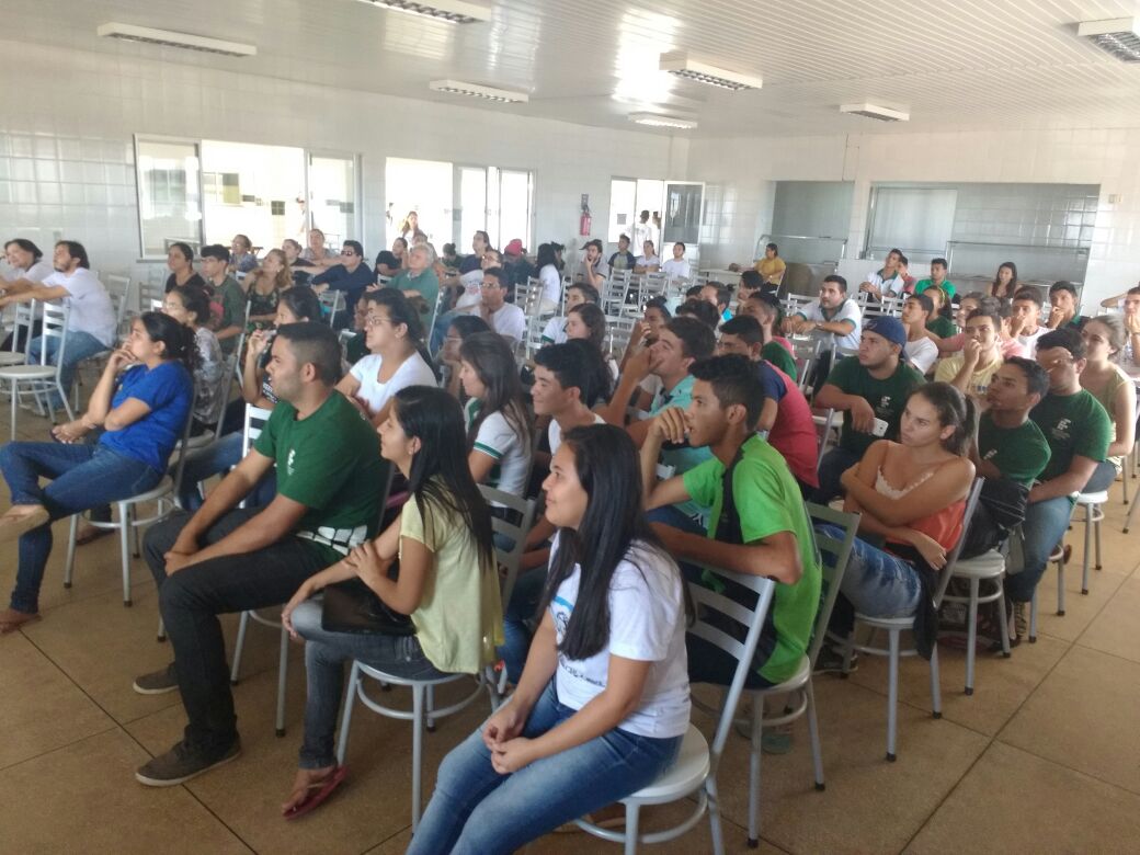 Alunos e servidores participam de discussão sobre PEC 241